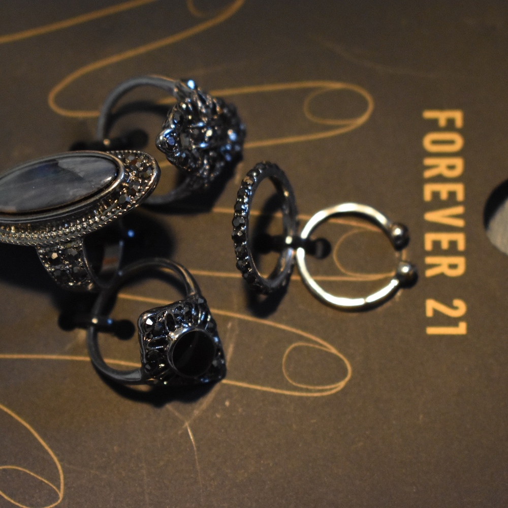 5 Forever 21 Silver and Black Ring Set